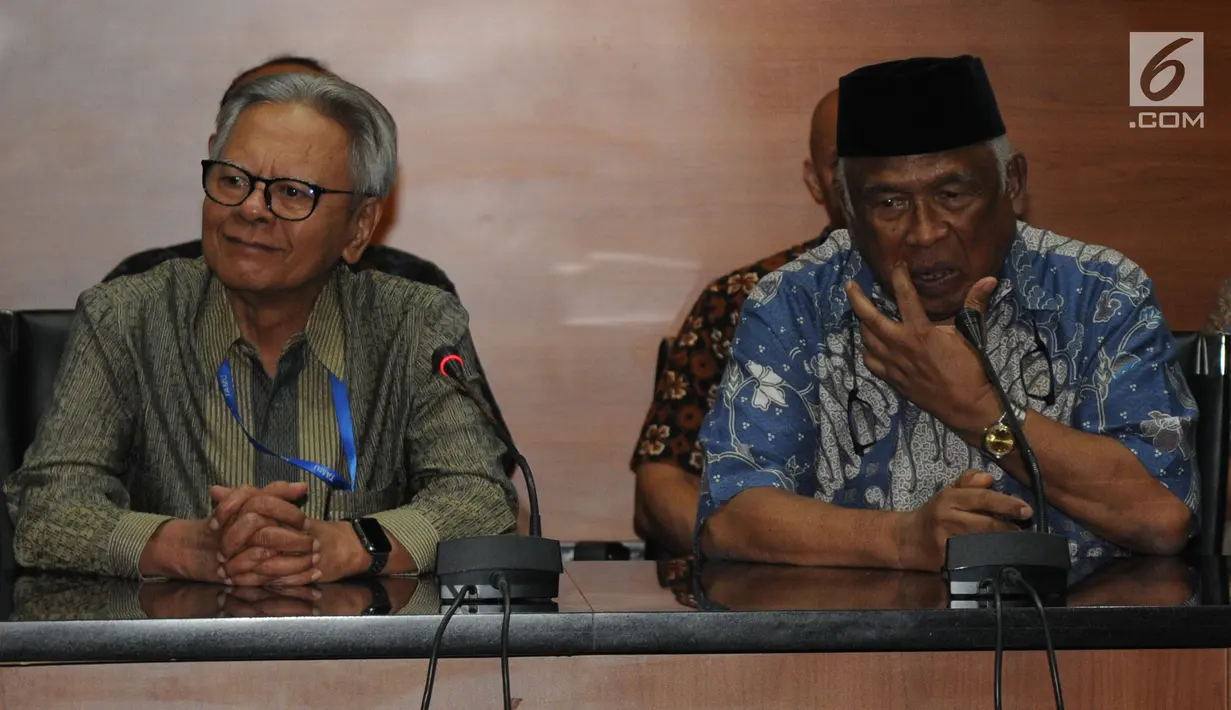 Mantan Pimpinan KPK, Erry Riyana Hardjapamekas dan Taufiqurrahman Ruki memberikan keterangan atas polemik Revisi UU KPK di Jakarta, Senin (16/9/2019). Mereka menanggapi rancangan UU KPK yang akan digodok DPR seharusnya menguatkan pemberantasan korupsi. (merdeka.com/dwi narwoko)