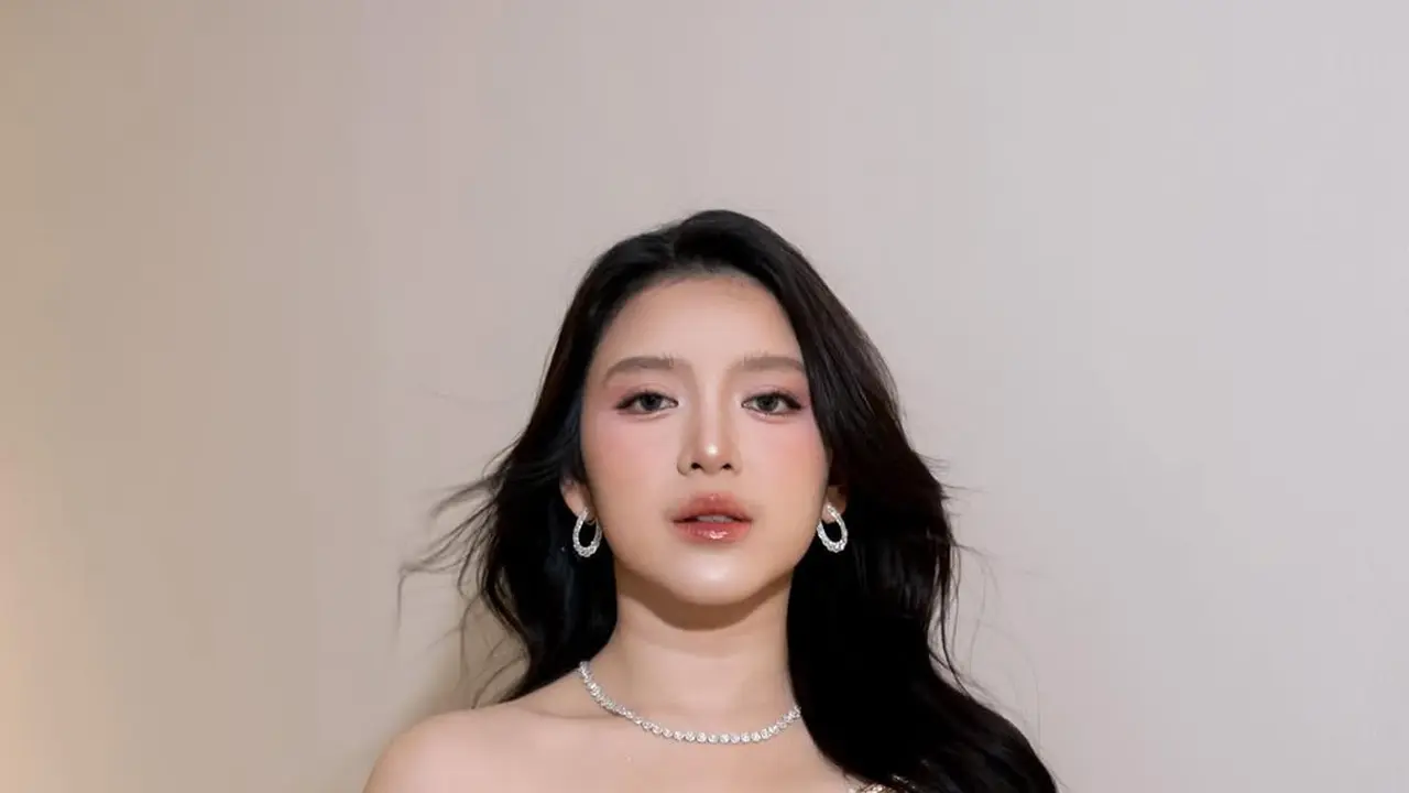 Tiara Andini Tampil Bak Barbie Saat Manggung dengan Gaun Bling-Bling dan Selendang Bulu