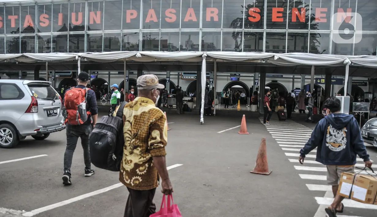 Suasana Stasiun Pasar Senen, Jakarta, Senin (20/12/2021). Jelang libur Natal dan Tahun Baru, kepadatan penumpang kereta api jarak jauh mulai terlihat di Stasiun Pasar Senen. (merdeka.com/Iqbal S. Nugroho)