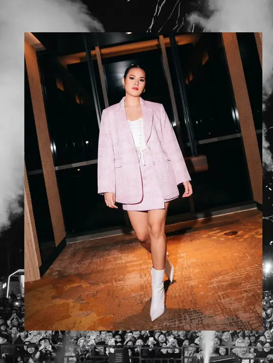 Gaya manis Raisa pakai warna pink saat manggung. Ia memadukan atasan putih dengan setelan blazer dan rok mininya yang berwarna merah muda, serta midi boots putih. [Foto: Instagram/raisa6690]