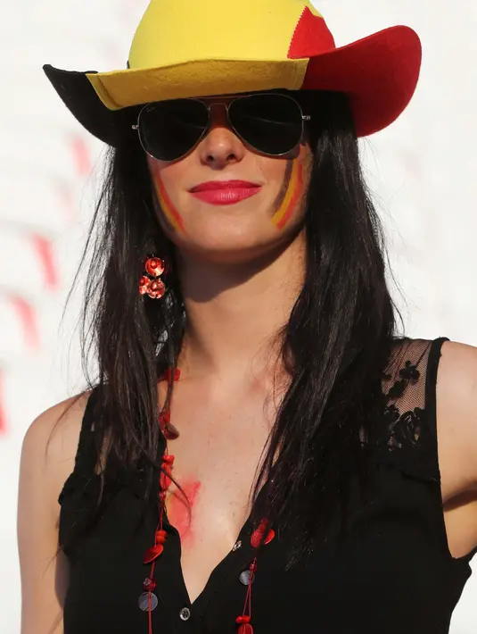 Fans cantik Belgia dengan topi koboi bersiap mendukung timnya melawan Swedia pada grup E Euro Cup 2016 di Stadion Allianz Riviera, Nice, Kamis (23/6/2016) dini hari WIB. (AFP/Valery Hache)