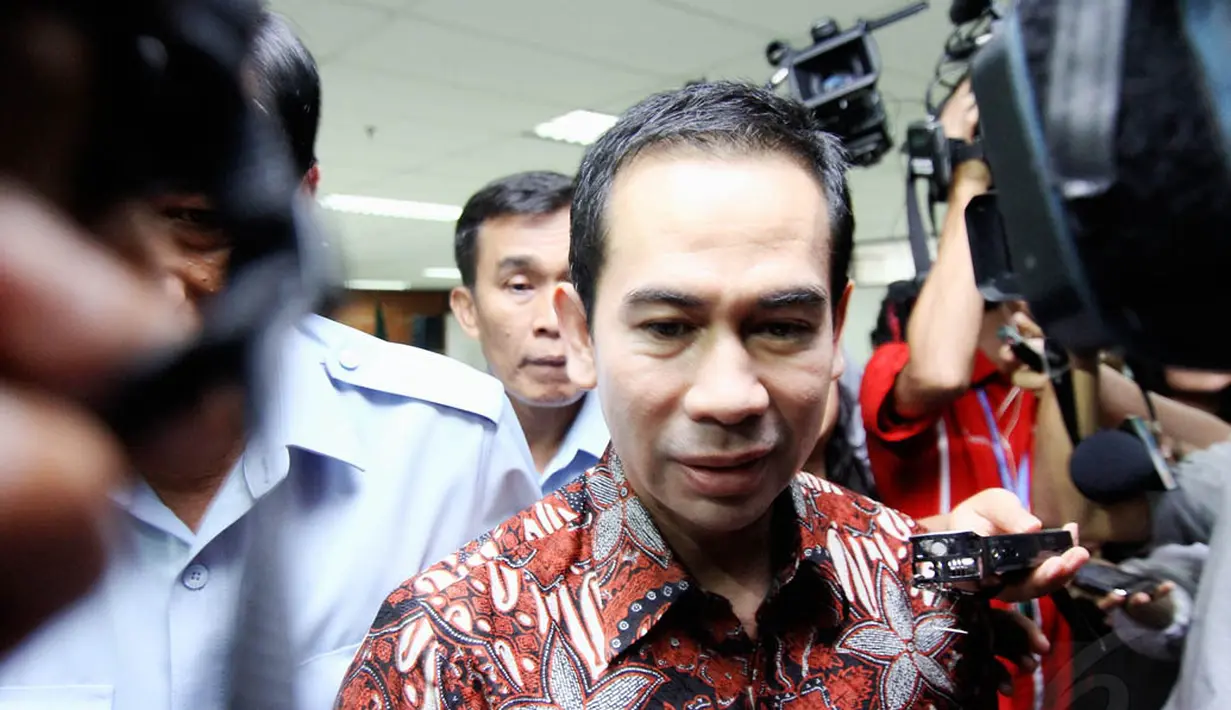  Usai menjalani sidang, Wawan meninggalkan gedung Pengadilan Tipikor. Jakarta, Senin, (26/5/14) (Liputan6.com/Fiazal Fanani)