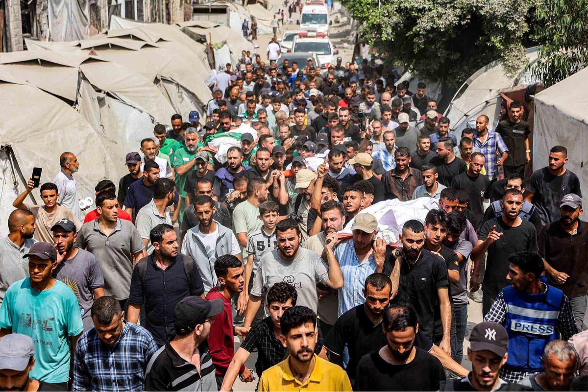 FOTO: Tangis Haru Iringi Pemakaman Lima Jurnalis Al Jazeera Korban Serangan Israel di Gaza