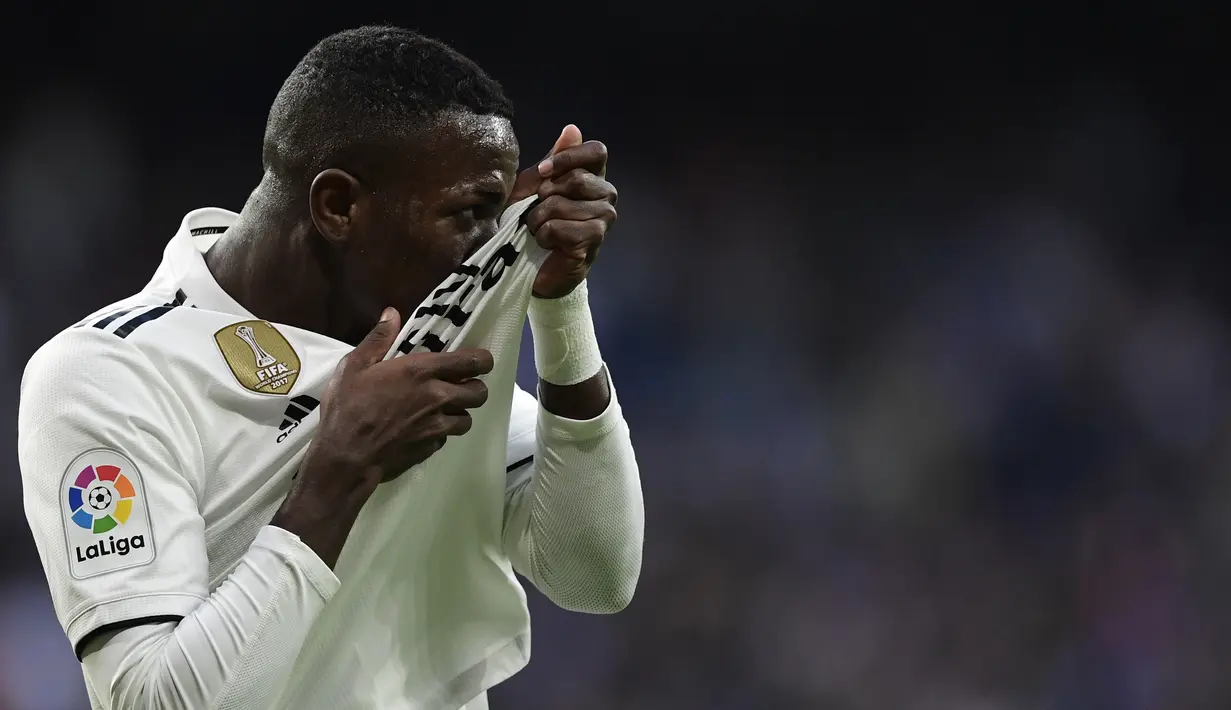 Striker Real Madrid, Vinicius Junior, merayakan gol yang dicetaknya ke gawang Real Valladolid pada laga La Liga Spanyol di Stadion Santiago Bernabeu, Madrid, Sabtu (3/11). Madrid menang 2-0 atas Valladolid. (AFP/Javier Soriano)
