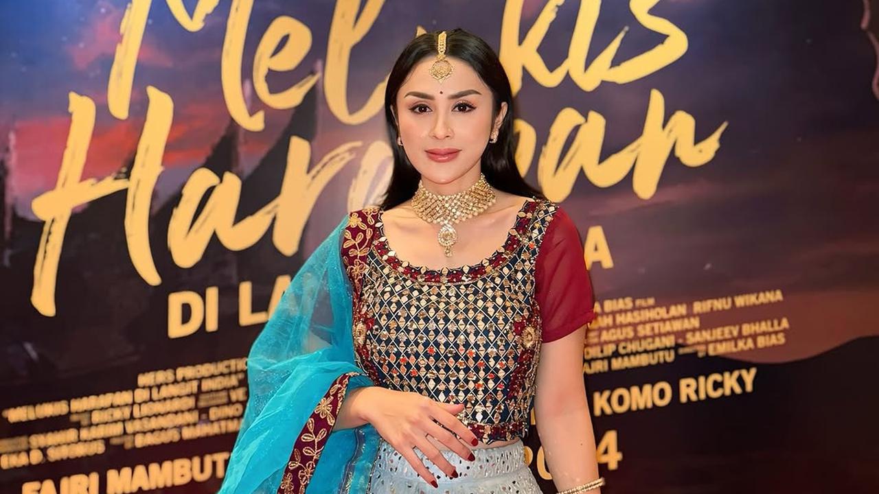 Potret Cantik Selvi Kitty Hadir di Gala Premier 'MELUKIS HARAPAN DI LANGIT INDIA'