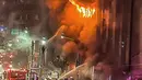 Petugas pemadam kebakaran memadamkan api di sebuah gedung di Kaohsiung, Taiwan selatan, Kamis (14/10/2021). Pemadam kebakaran mengatakan kepada BBC bahwa 79 orang telah dibawa ke rumah sakit, termasuk 14 di antaranya dalam kondisi serius. (EBC via AP )