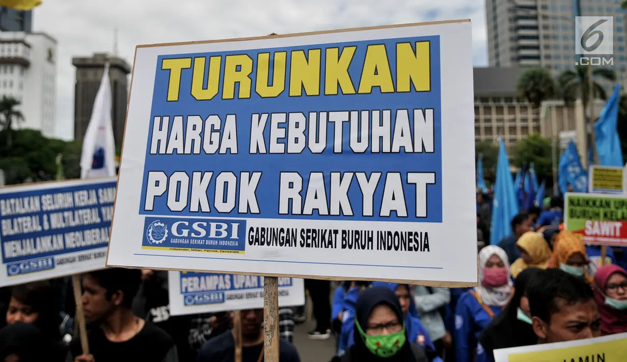 Peserta aksi dari sejumlah elemen buruh membawa poster bertuliskan tuntutan dalam peringatan Hari Buruh Sedunia di kawasan Jakarta, Rabu (1/5/2019). Buruh dari berbagai daerah di Jabodetabek serentak turun ke jalan menuju Istana Negara untuk menyuarakan 7 tuntutan. (merdeka.com/Iqbal S Nugroho)