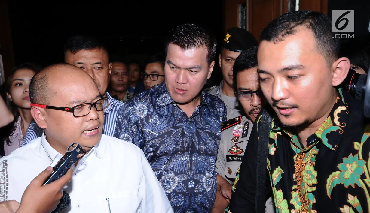 Tersangka dugaan korupsi pengadaan E-KTP, Andi Agustinus/Andi Narogong (tengah) bersama kuasa hukumnya usai mengikuti sidang perdana di Pengadilan Tipikor, Jakarta, Senin (14/8). Sidang mendengarkan dakwaan JPU. (Liputan6.com/Helmi Fithriansyah)