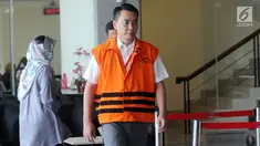 Anggota Komisi I DPR dari Fraksi Golkar, Fayakhun Andriadi usai menjalani pemeriksaan oleh penyidik di gedung KPK, Jakarta, Kamis (21/6). Fayakhun diperiksa sebagai tersangka kasus Bakamla anggaran tahun 2016 APBN-P. (Merdeka.com/Dwi Narwoko)