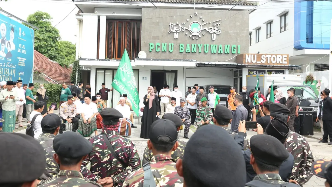 Warga Nahdliyin Banyuwangi berangkat meramaikan 1 abad NU di Sidoarjo. (Hermawan/Liputan6.com)