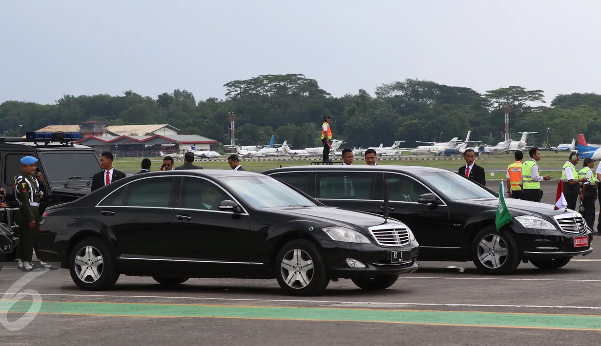 Mercedes-Benz S-600 RI 1 yang membawa Presiden Joko Widodo bersanding dengan Mercedes-Benz S600 Pullman Guard yang membawa Raja Salman bin Abdulaziz al-Saud di Bandara Halim Perdanakusuma, Rabu (3/1). (Liputan6.com/Fery Pradolo)
