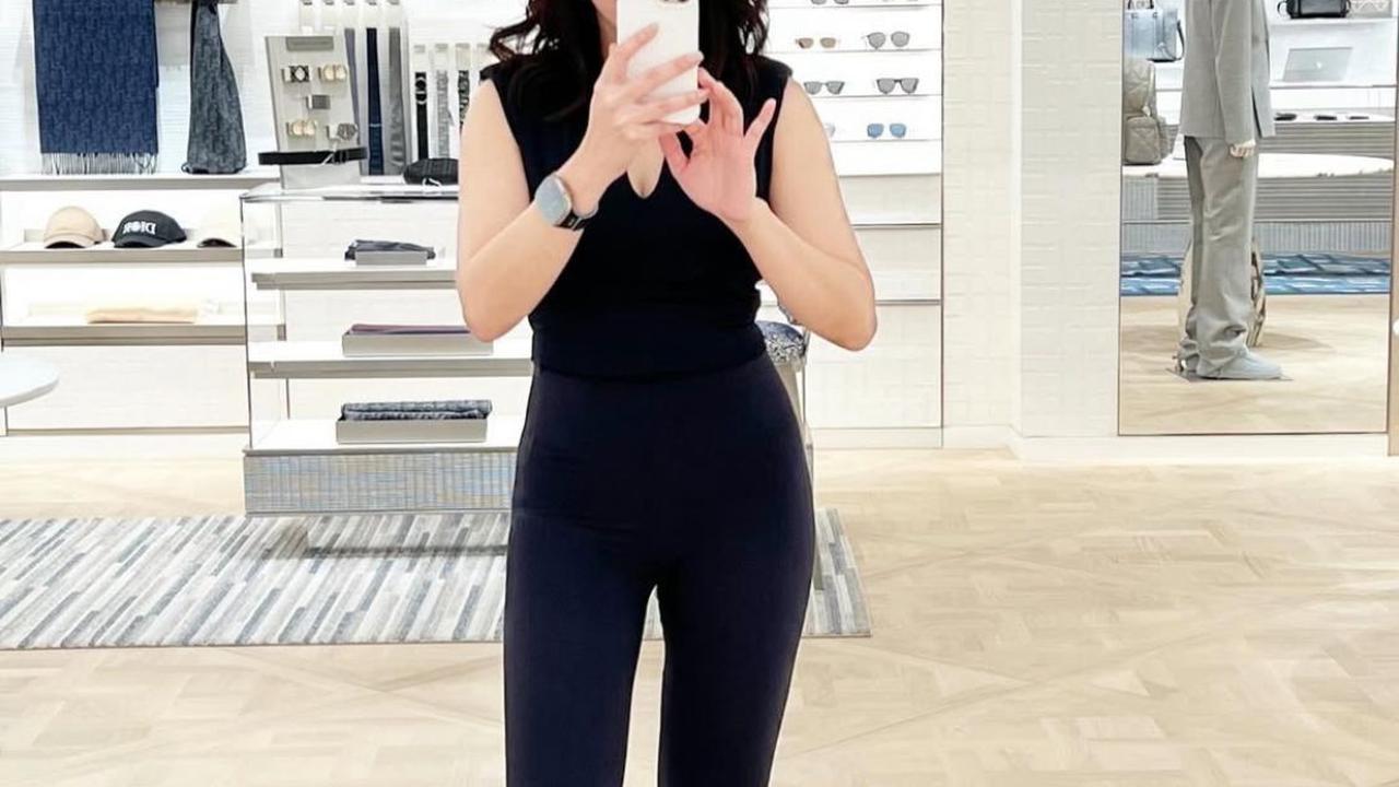 Dhena Devanka Tampil Memukau dengan Outfit Serba Hitam, Awet Muda dan Stylish!
