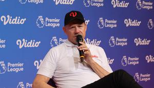 Kiper legendaris Manchester United, Peter Schmeichel mengikuti sesi wawancara khusus bersama awak media di SCTV Tower, Jakarta, Sabtu (5/8/2023) (Bola.com/Abdul Aziz)