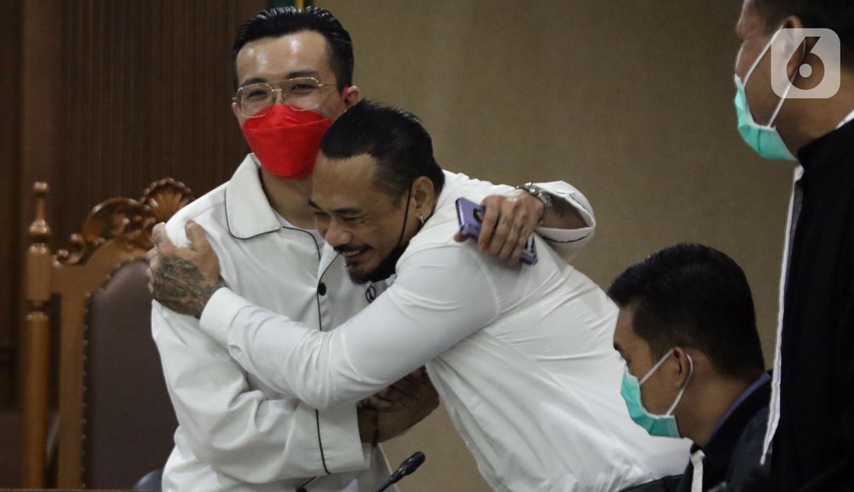 dr Tirta Mandira Hudhi (kiri) berpelukan usai menjadi saksi dalam persidangan lanjutan dugaan pengancaman dengan terdakwa I Gede Aryastina alias Jerinx SID di Pengadilan Negeri Jakarta Pusat, Rabu (9/2/2022). dr Tirta menjadi saksi yang meringankan terdakwa. (Liputan6.com/Helmi Fithriansyah)