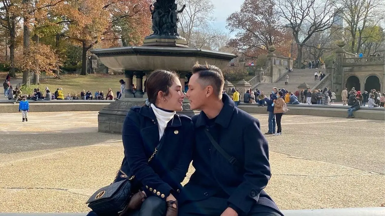 Tanpa Anak-Anak, Ini 6 Momen Ussy Sulistiawaty dan Andhika Pratama Liburan di Amerika
