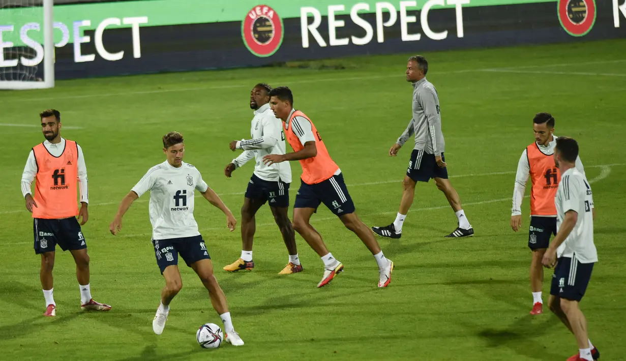 Para pemain Spanyol melakukan pemanasan selama sesi latihan di stadion Fadil Vokrri di Pristina (7/9/2021). Spanyol akan bertanding melawan Kosovo pada kualifikasi grup B Piala Dunia Qatar 2022 di  Fadil Vokrri Stadium. (AFP/Armend Nimani)