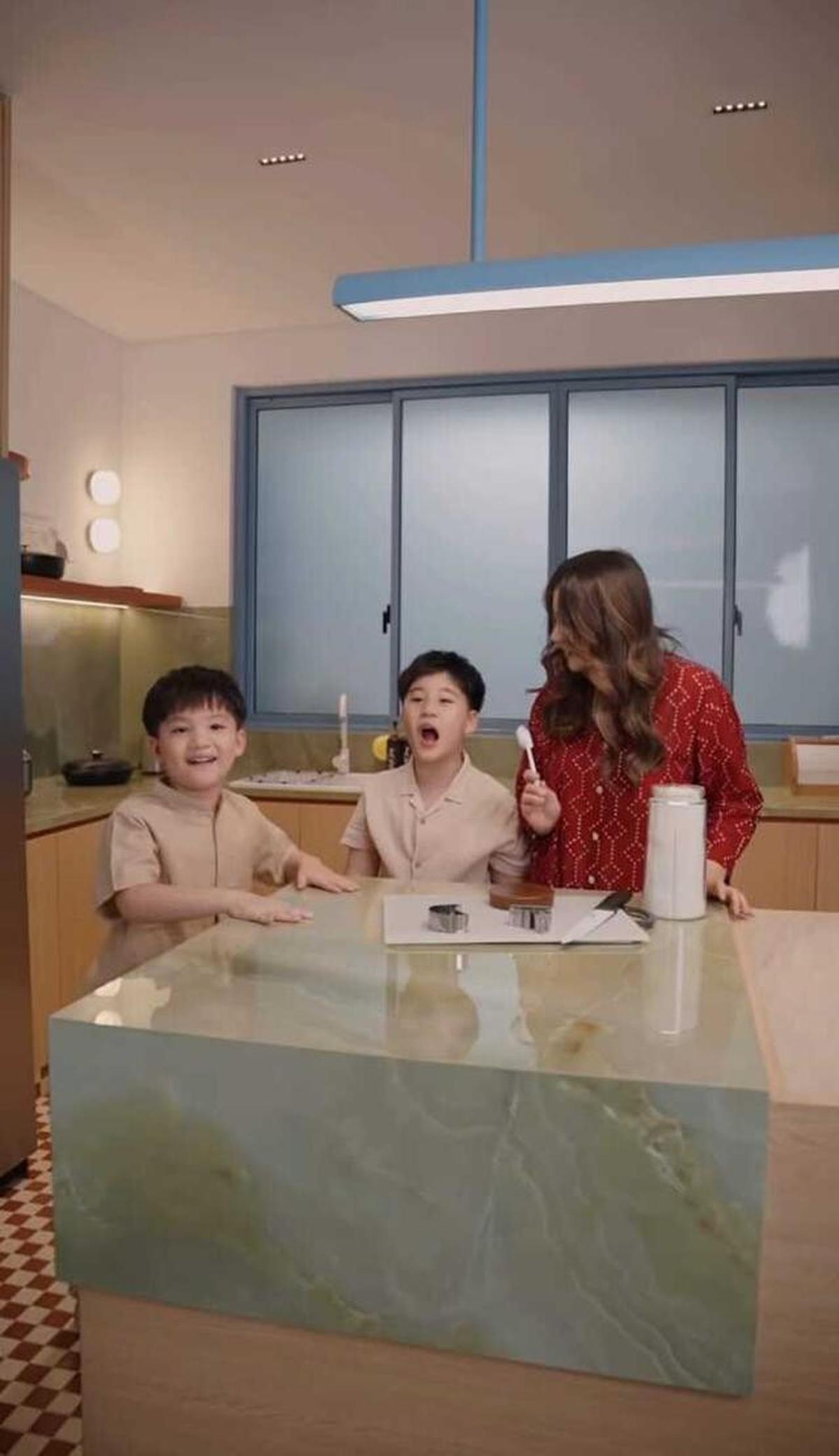 Potret Dapur Rumah Putri Titian, Inspirasi Open Kitchen Fungsional untuk Keluarga Modern