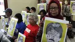 Aktivis Komite Aksi Solidaritas Untuk Munir (Kasum) membawa poster saat sidang pembacaan putusan di PTUN Jakarta Timur, Rabu (29/7). Majelis hakim menolak gugatan yang diajukan LBH Jakarta atas pembebasan bersyarat Pollycarpus. (Liputan6.com/Helmi Afandi)