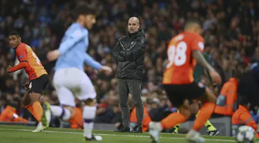 Pelatih Manchester City, Pep Guardiola menyaksikan pemainnya bertanding melawan Shakhtar Donetsk pada Grup C Liga Champions di Stadion Etihad, Inggris (26/11/2019). Manchester City bermain imbang 1-1 atas Shakhtar Donetsk. (AP Photo/Dave Thompson)