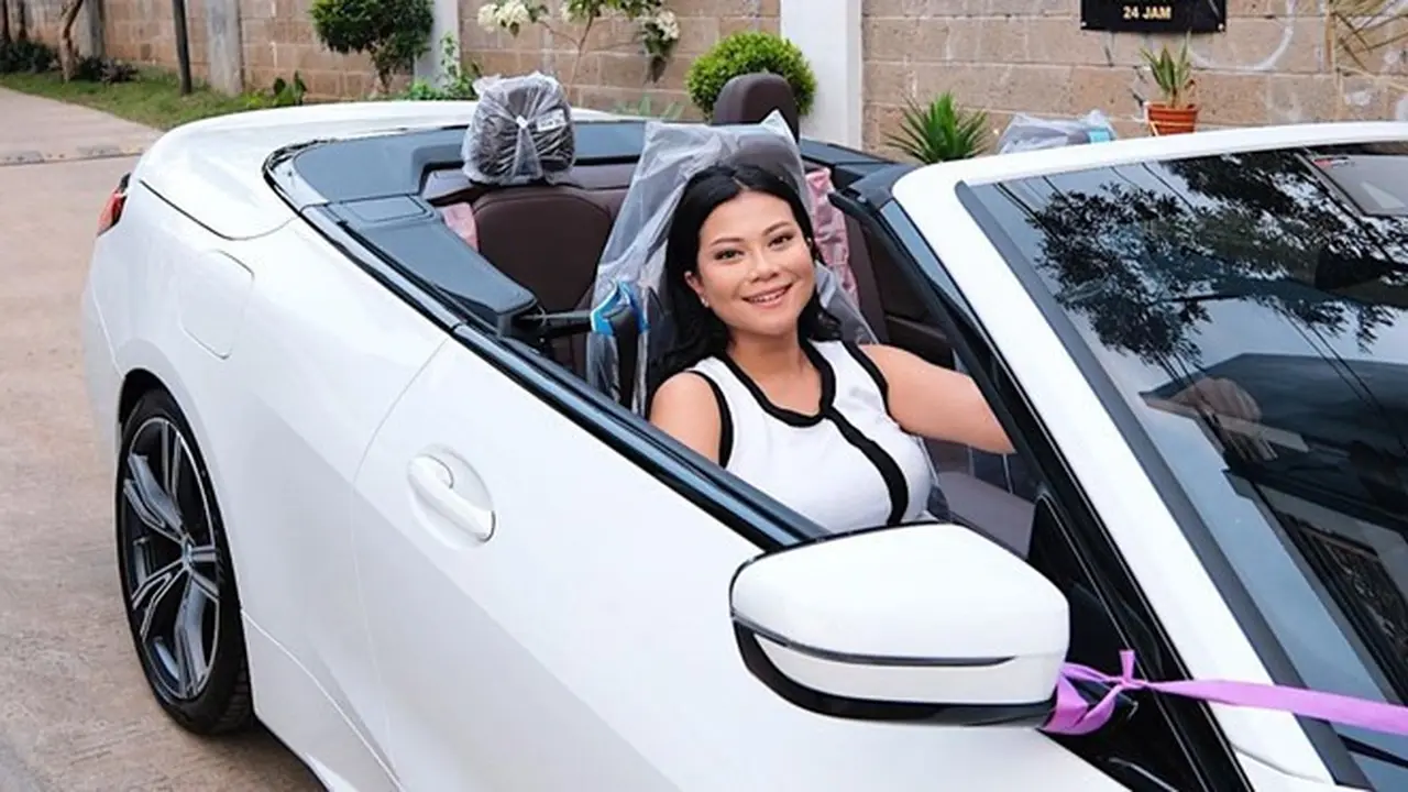Tak Ingin Pakai Mobil Bekas Selingkuh, Ini 5 Potret Hanum Mega Pamer BMW Baru