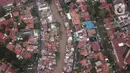 Foto udara suasana Sungai Ciliwung yang diapit pemukiman padat penduduk di kawasan Manggarai, Jakarta, Selasa (7/1/2020). Pemprov DKI Jakarta menyiapkan anggaran Rp 600 miliar untuk pembebasan 118 bidang lahan proyek normalisasi Sungai Ciliwung pada tahun 2020.(Liputan6.com/Immanuel Antonius)