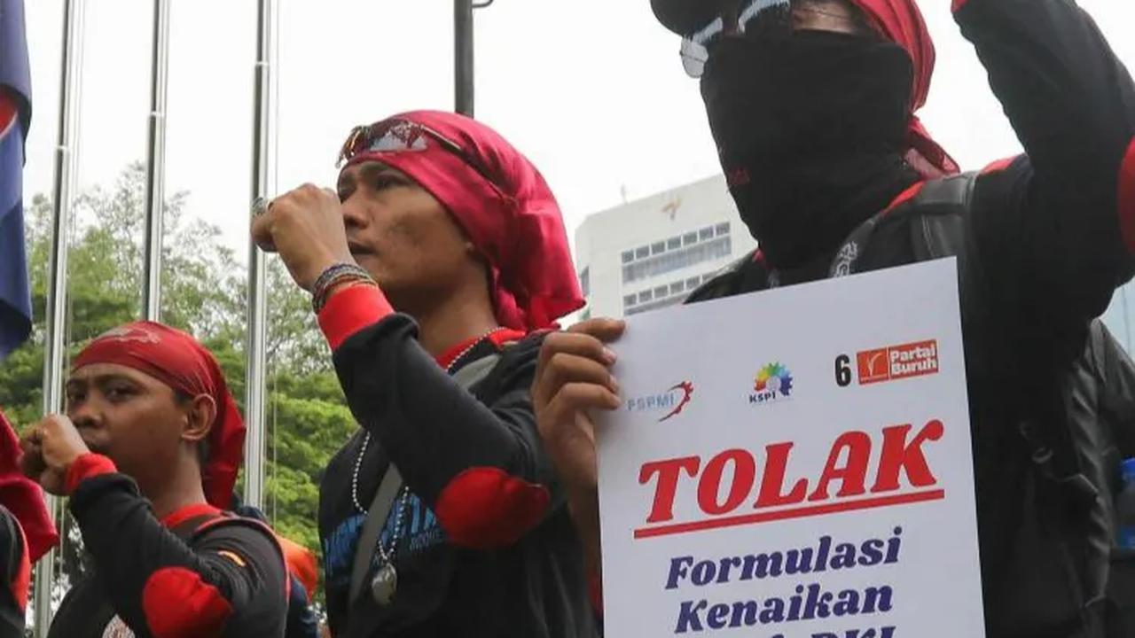 FOTO: Aksi Massa Buruh Geruduk Balai Kota Jakarta Tuntut Kenaikan UMP 15 Persen