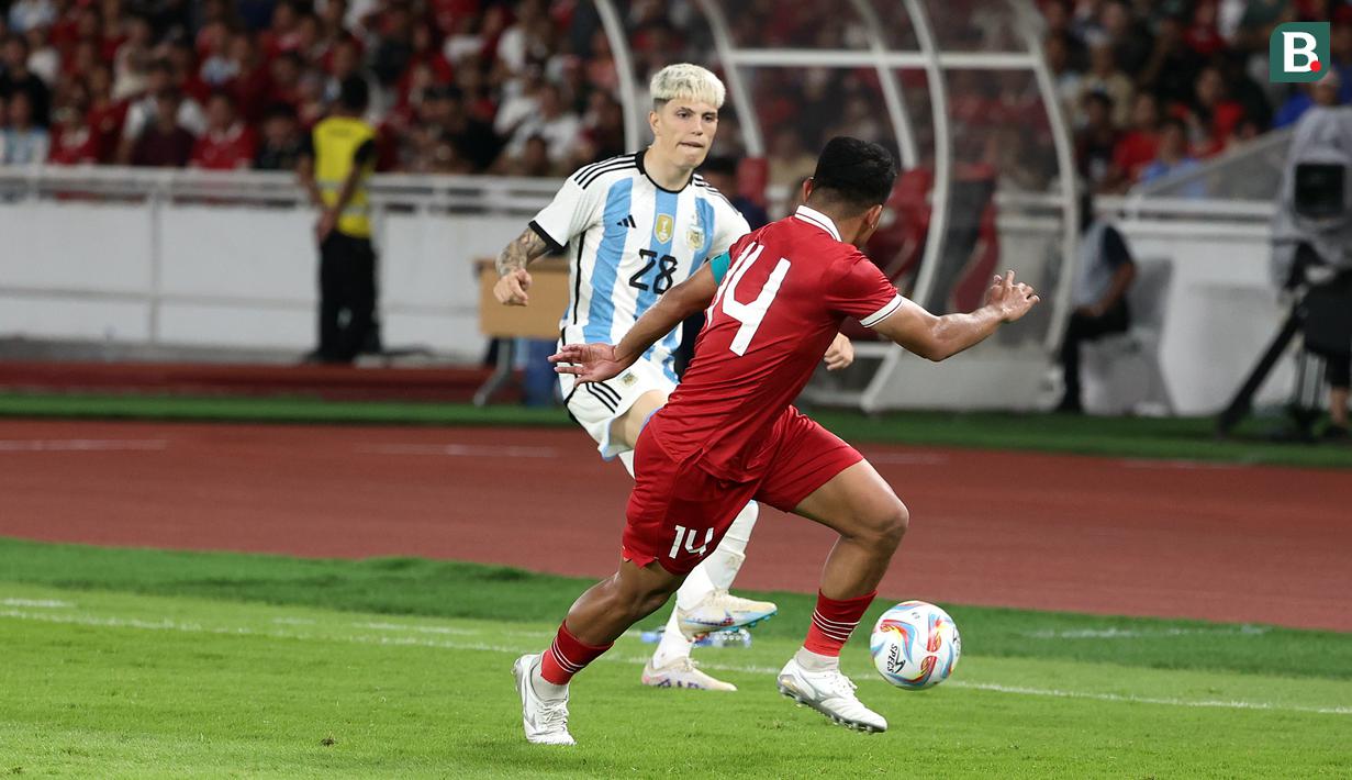 <p>Pemain Timnas Argentina, Alejandro Garnacho (kiri), berusaha melewati hadangan pemain Timnas Indonesia, Asnawai Mangkualam, dalam pertandingan FIFA Matchday 2023 yang berlangsung di Stadion Utama Gelora Bung Karno, Jakarta, Senin (19/6/2023). (Bola.com/Abdul Aziz)</p>