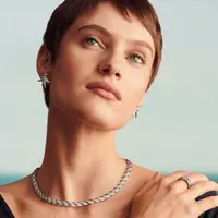 Menyimpan perhiasan secara terpisah dapat membantu mencegah kalung kusut, aksesori tergores, hingga risiko hilang saat disimpan. (Foto/Dok: Pexels)