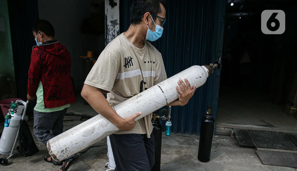 Pembeli mengantre dengan membawa tabung di tempat pengisian Oxygen Medical di Jalan Minang Kabau, Jakarta, Senin (28/6/2021). Permintaan pengisian oksigen di agen tabung oksigen di Jakarta alami peningkatan seiring lonjakan kasus COVID-19. (Liputan6.com/Faizal Fanani)