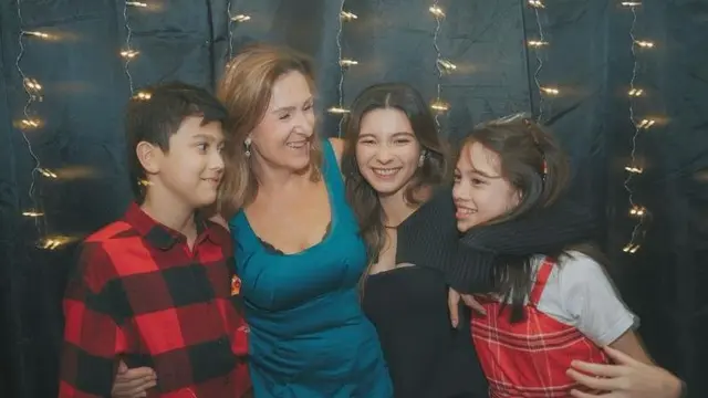 Gaya Kembar Wulan Guritno dengan Sang Ibunda yang Nggak Kalah Awet Muda