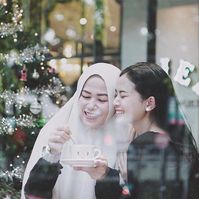 Sering Dikira Kakak, Ini 6 Kebersamaan Hanggini dan Ibunda yang Jarang Tersorot