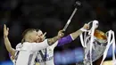 Kapten Real Madrid, Sergio Ramos, selfie bersama Gareth Bale saat merayakan gelar juara Liga Champions di Stadion Millenium, Cardiff, Sabtu (3/6/2017). Madrid menang 4-1 atas Juventus. (AFP/Adrian Dennis)