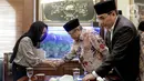 Menteri Luar Negeri (Menlu) Retno LP Marsudi (kiri) bersalaman dengan Ketua Umum PBNU Said Aqil Siradj saat mengunjungi Kantor PBNU di Jakarta, Selasa (11/2/2020). Pertemuan membahas wacana pemulangan WNI eks kelompok ISIS ke Indonesia. (Liputan6.com/Faizal Fanani)