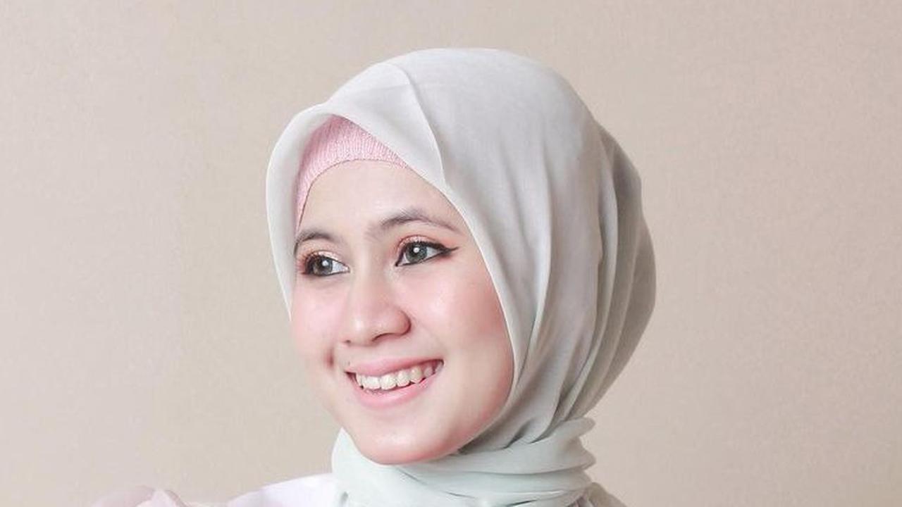 Wanita dari Lirboyo, Jawa Timur ini menyampaikan kajian Islam dengan asik dalam beragam tema di akun Instagramnya @sheilahasina