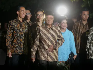 Presiden Jokowi bersama keluarga berjalan kaki menuju rumah kediaman calon mempelai wanita, Selvi Ananda, Jawa Tengah, Selasa (9/6/2015). Jokowi bersama keluarga akan melakukan lamaran kepada keluarga Selvi Ananda. (Liputan6.com/Faizal Fanani)