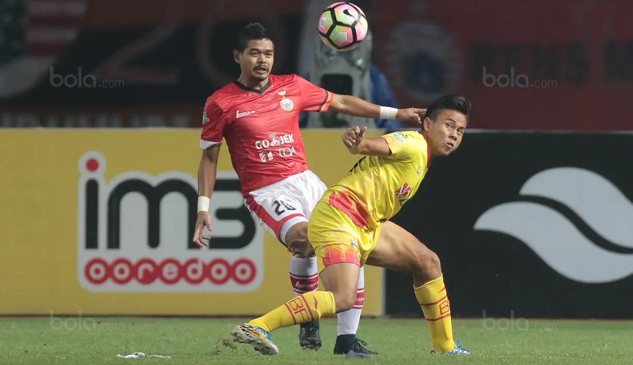 Duel pemain Persija Jakarta, Bambang Pamungkas (kiri) dan pemain Bhayangkara FC pada lanjutan Liga 1 2017 di Stadion Patriot Bekasi, Sabtu (12/11/2017). Bhayangkara kalah dari Persija 1-2. (Bola.com/Nicklas Hanoatubun)