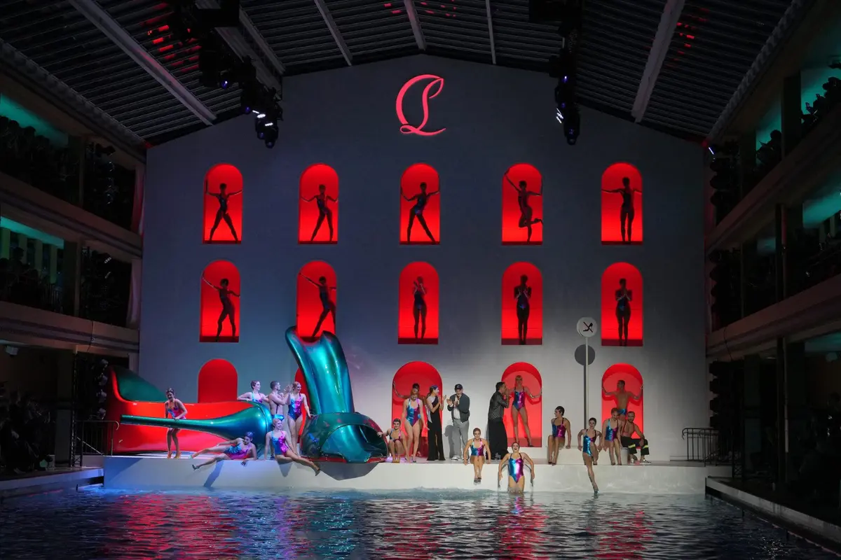 Christian Louboutin Gandeng Atlet Renang Artistik Olimpiade Prancis untuk Tampilkan Koleksi SS25 di Paris Fashion Week