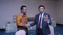 Ketua Umum PBSI, Wiranto bersalaman dengan Menpora, Imam Nahrawi usai pelantikan pengurus PBSI di Senayan, Jakarta, Kamis (19/1/2017). (Bola.com/Nicklas Hanoatubun)