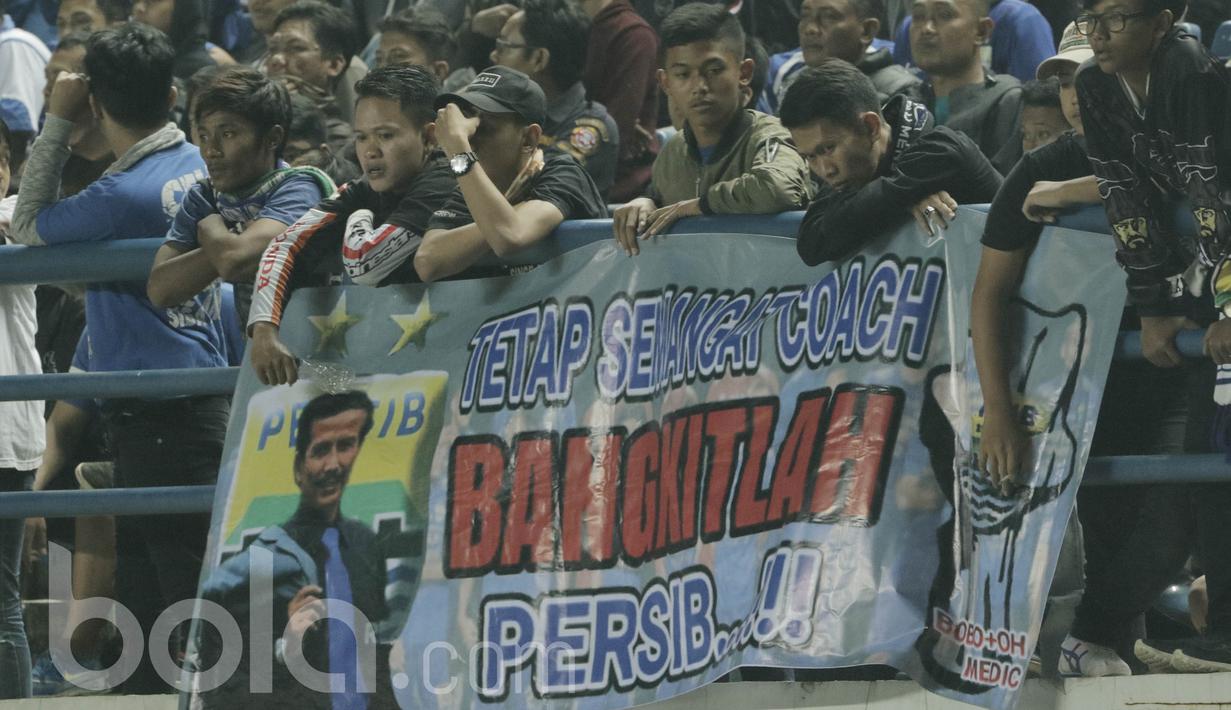 Bobotoh menunjukan spanduk dukungan kepada pelatih Persib, Djajang Nurjaman, saat laga melawan Persiba pada laga lanjutan liga 1 Indonesia di Stadion GBLA, Bandung, Minggu (11/6/2017). Persib menang 1-0. (Bola.com/M Iqbal Ichsan)