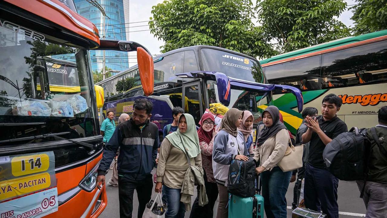 FOTO: Ribuan Warga Antusias Ikuti Program Mudik Gratis di Surabaya