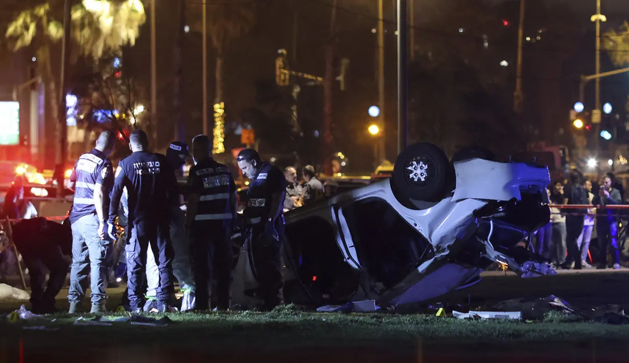 <p>Layanan darurat Israel, Magen David Adom mengatakan seorang pria berusia sekitar 30 tahun telah dinyatakan meninggal dan lima orang lainnya dibawa ke rumah sakit dengan luka sedang setelah serangan itu. (AP Photo/Oren Ziv)</p>
