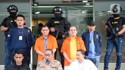 Kabid Humas Polda Metro Jaya Kombes Yusri Yunus (depan tengah) saat rilis kasus pencemaran nama baik terhadap Rektor Universitas Negeri Manado melalui media sosial di Jakarta, Selasa (18/2/2020). Dalam kasus ini, polisi menangkap dua orang berinisial FJR dan JSR. (merdeka.com/Imam Buhori)