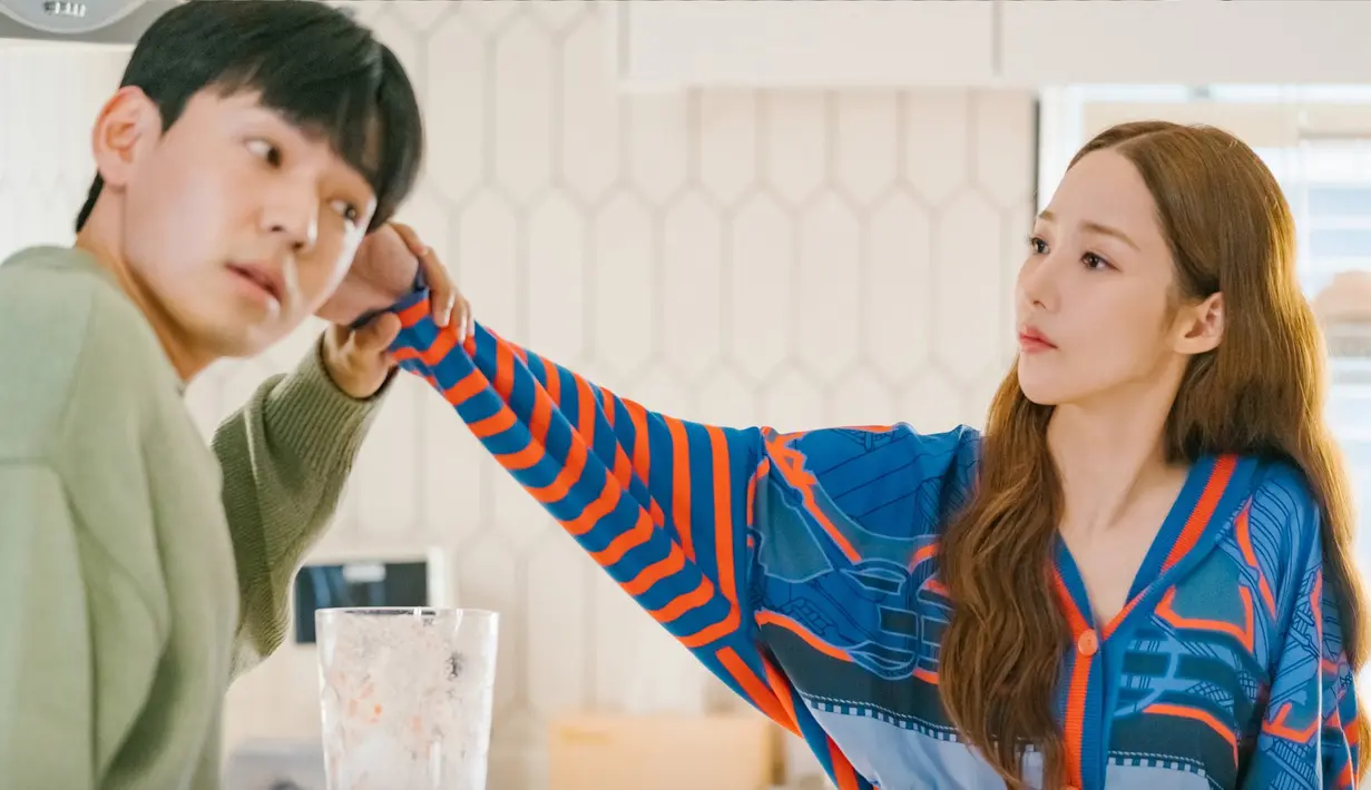 <p>Di salah satu still cut, Choi Sang Eun menjambak rambut Woo Kwang Nam seolah memarahinya. (Foto: TVN via Soompi)</p>