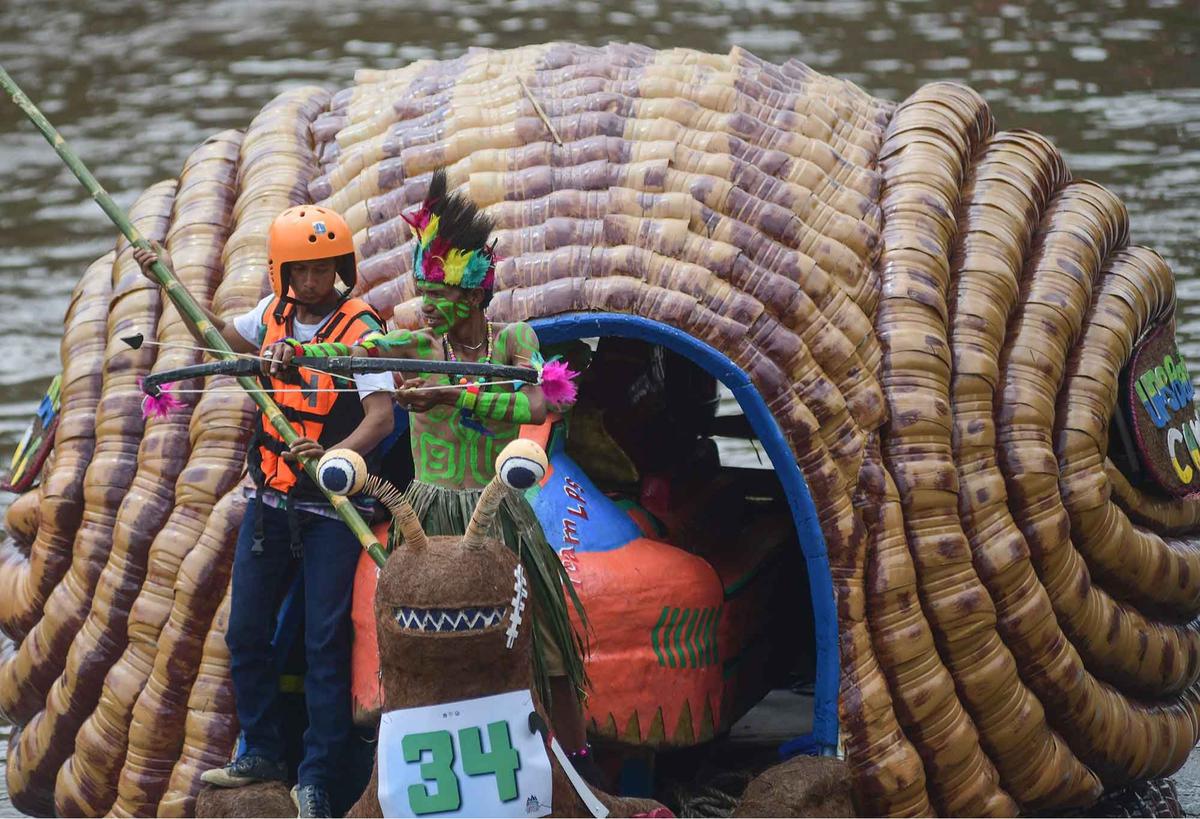 Foto: Seru! Festival Perahu Daur Ulang Hiasi Ciliwung, 43 Perahu Melaju dari Sampah Plastik