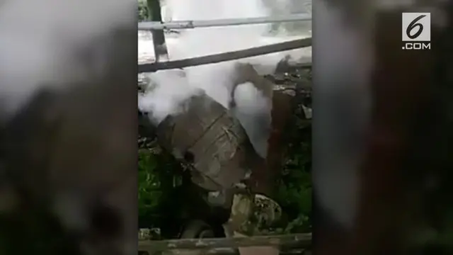 VIDEO: Sumur Meledak Keluarkan Asap, Warga Panik