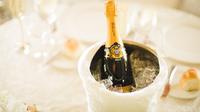 How to open a bottle of champagne. (Photo: Lubov Lisitsa/Pixabay)