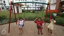 Anak-anak bermain ayunan di Ruang Publik Terpadu Ramah Anak (RPTRA) Rusun Pulogebang, Jakarta, Rabu (18/5). Gubernur DKI Basuki Tjahaja Purnama atau Ahok ingin RPTRA tidak hanya untuk anak-anak saja, tapi juga buat lansia. (Liputan6.com/Immanuel Antonius)