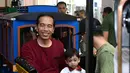 Presiden Joko Widodo (Jokowi) mengajak sang cucu, Jan Ethes naik kereta di Mall Paragon, Solo, Jumat (30/3). Libur panjang akhir pekan ini dimanfaatkan Jokowi untuk berkumpul bersama keluarganya. (Liputan6.com/Pool/Kris-Biro Pers Setpres)