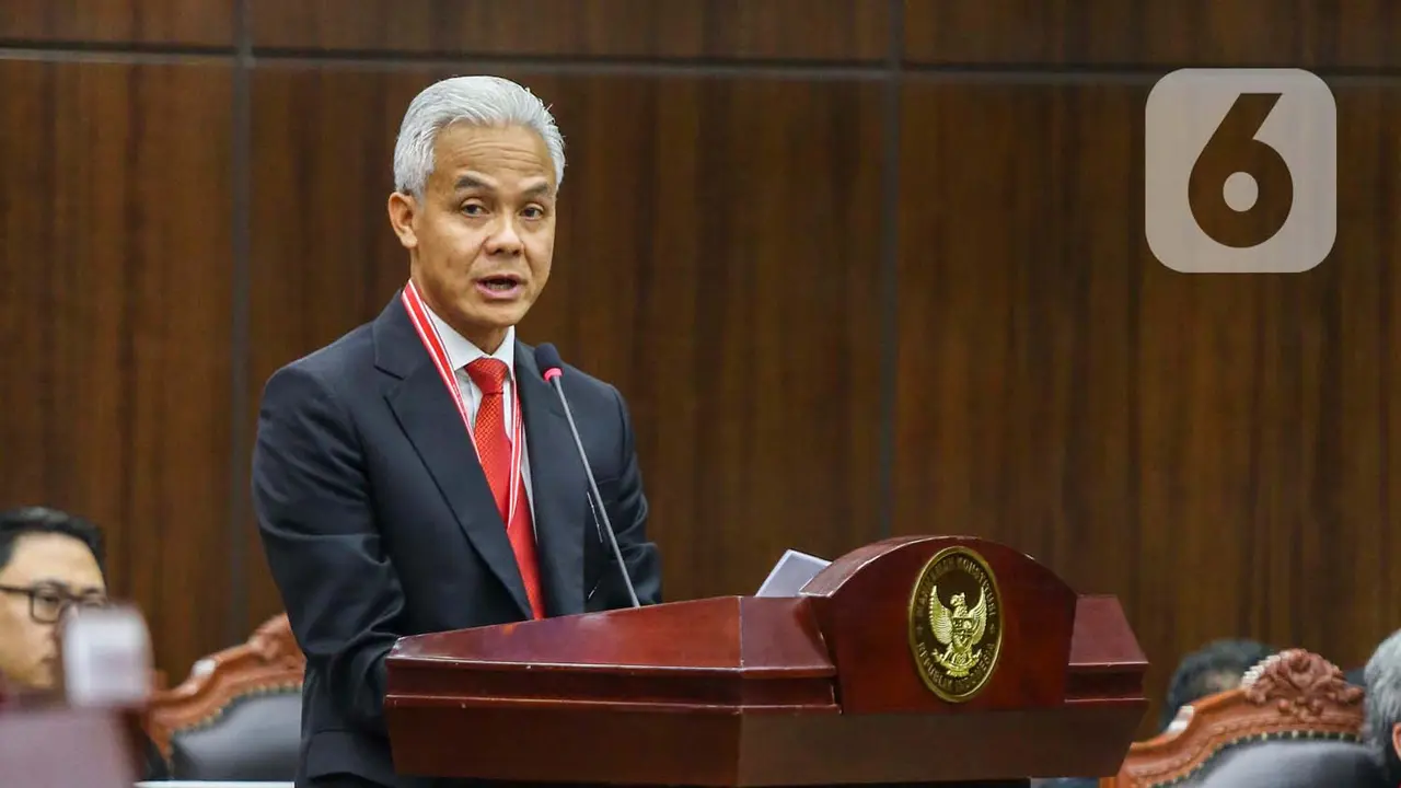 Calon Presiden atau Capres nomor urut 03 Ganjar Pranowo hadir pada sidang perdana perkara Perselisihan Hasil Pemilihan Umum (PHPU) Pemilihan Presiden atau Pilpres 2024 di Gedung Mahkamah Konstitusi (MK) pada Rabu 27 Maret 2024.