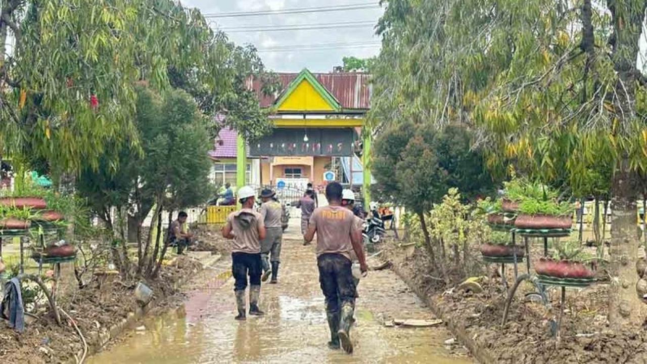 Pembersihan Pascabanjir Pidie Jaya: Polres dan Masyarakat Pulihkan Fasilitas Pendidikan
